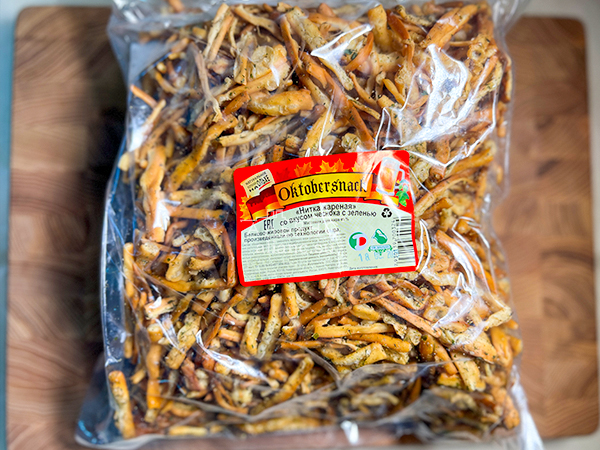 Нитка ЖАРЕНАЯ "Чеснок с зеленью" Oktobersnack 1 кг (сырный продукт) в Томске