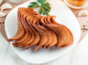 Сурские (ПШЕНИЧНЫЕ) Копченая колбаска (100 гр): Ресторанные гренки с сметаной и зеленью